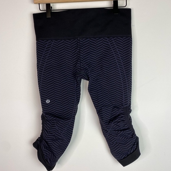 Lululemon In The Flow Crop II Size 8 Leggings Striped Purple Black High Rise - Picture 3 of 8